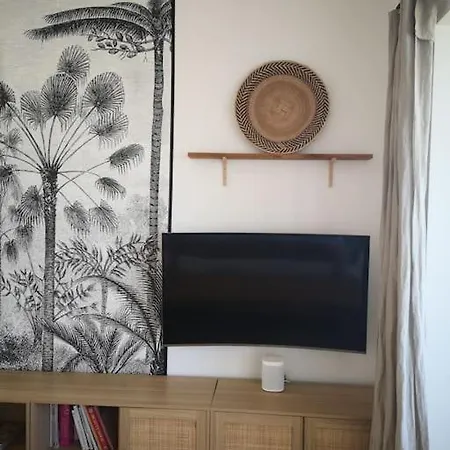 Haut De Avec Piscine Et Jardin דירה *