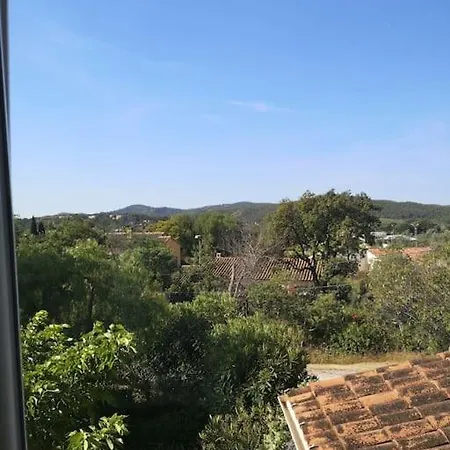 Haut De Avec Piscine Et Jardin דירה *