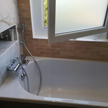 Haut De Avec Piscine Et Jardin דירה *